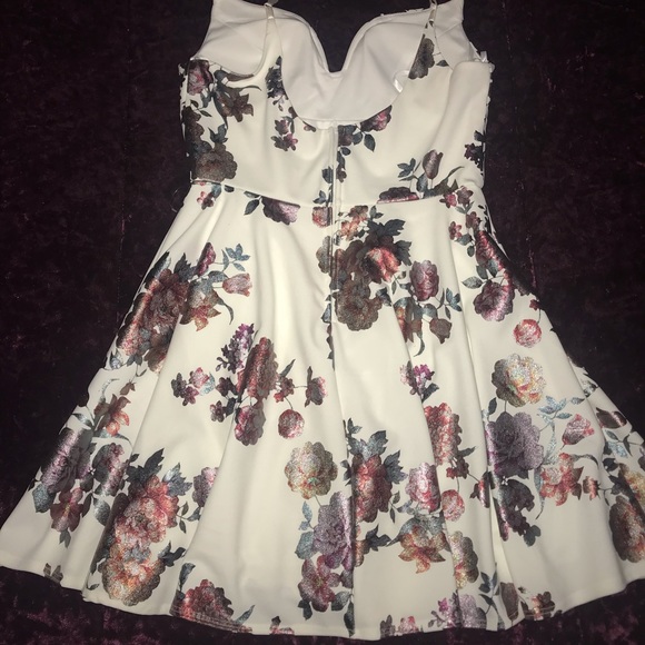 Short white dress with red flowers - Picture 2 of 2